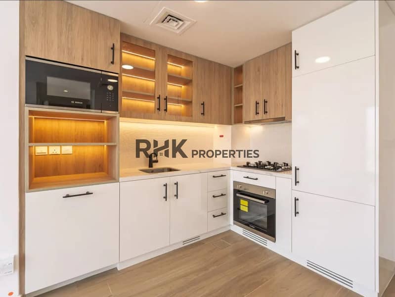 4 Kitchen with Bosch built-in oven and gas hob, Town Square Dubai apartment