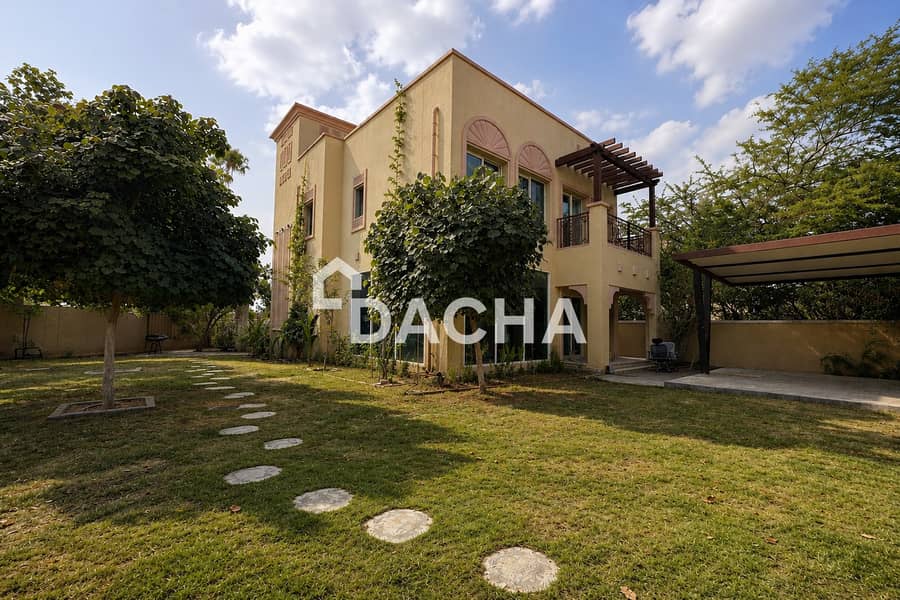 CORNER PLOT! / 4 Bed Villa / Vacant Soon CORNER PLOT! / 4 Bed Villa / Vacant Soon