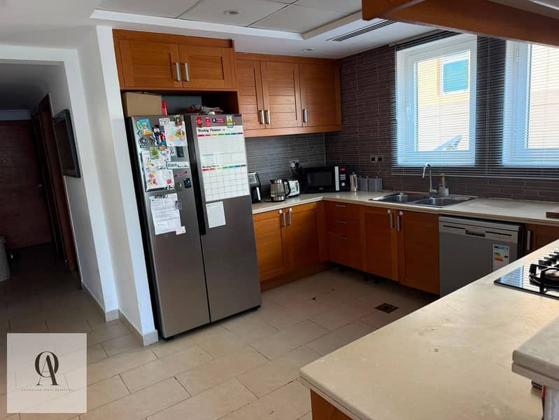 10 Kitchen. jpg