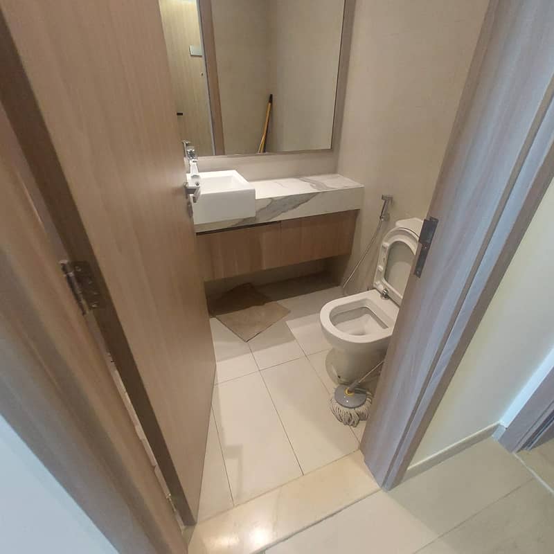 10 c1784e94-dfa8-4637-ada5-7d2b8ebf6400. jpg