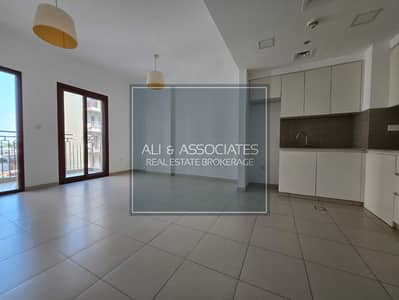 1 Camera Appartamento in affitto a Town Square, Dubai - Living kitchen. jpeg