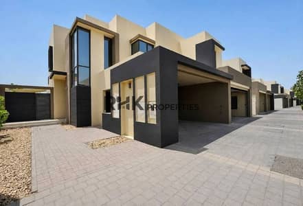 4 Camere Townhouse in affitto a Dubai Hills Estate, Dubai - Modern 4-bedroom townhouse exterior in Dubai with covered carport and paved driveway