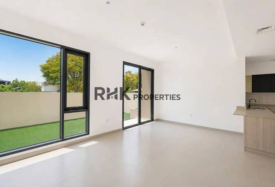 7 Living room with panoramic garden view, sliding patio doors and open kitchen in Dubai villa
