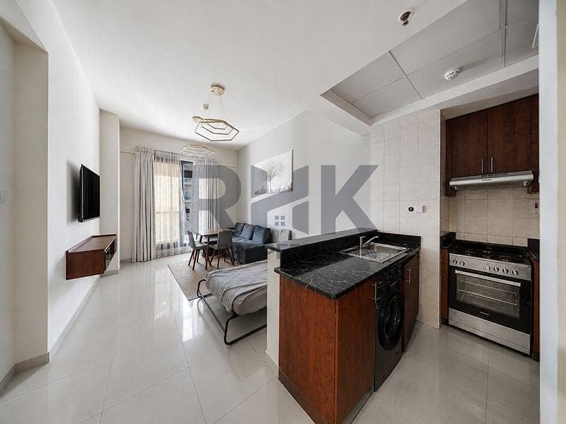3 Fitted kitchen with gas cooker and washer in Dubai Marina apartment