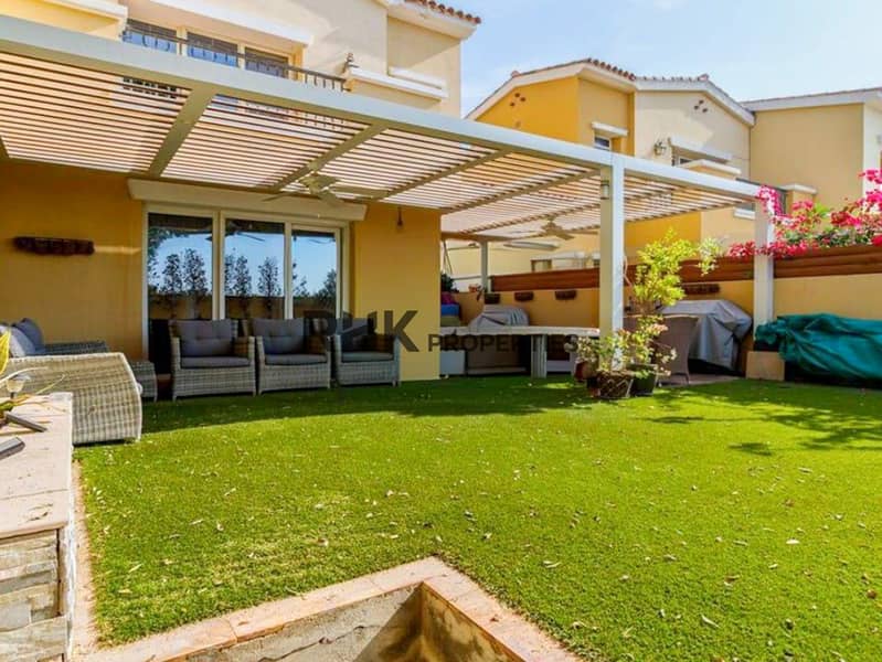 14 Private landscaped garden with pergola, outdoor seating area, and artificial lawn in Dubai villa