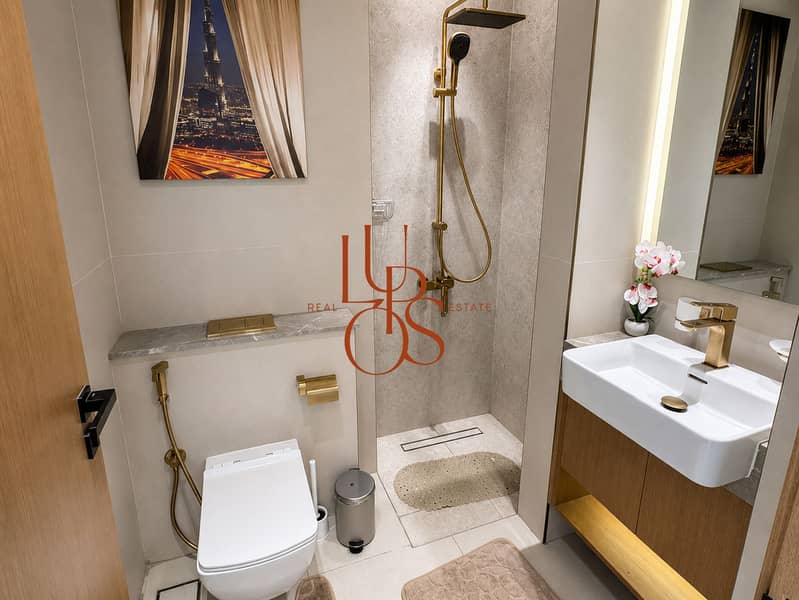 17 Studio_16_Bathroom_Overview. jpg
