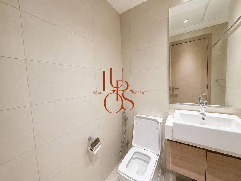 6 Pool_Residence_08_Bathroom_Alternate_View. jpg