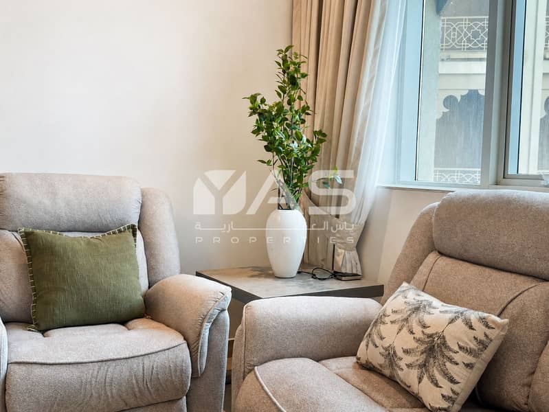 20 11-window-armchairs-detail-dslr. png