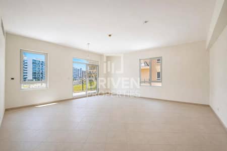 3 Bedroom Flat for Rent in Motor City, Dubai - Huge Living Hall | Closed Kitchen | Maids Room