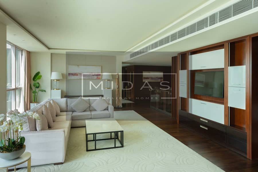 2 Living Room 2. JPG