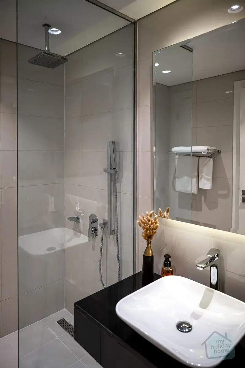 Stunning High-Floor 1BR | Burj Khalifa View | Pool & Gym