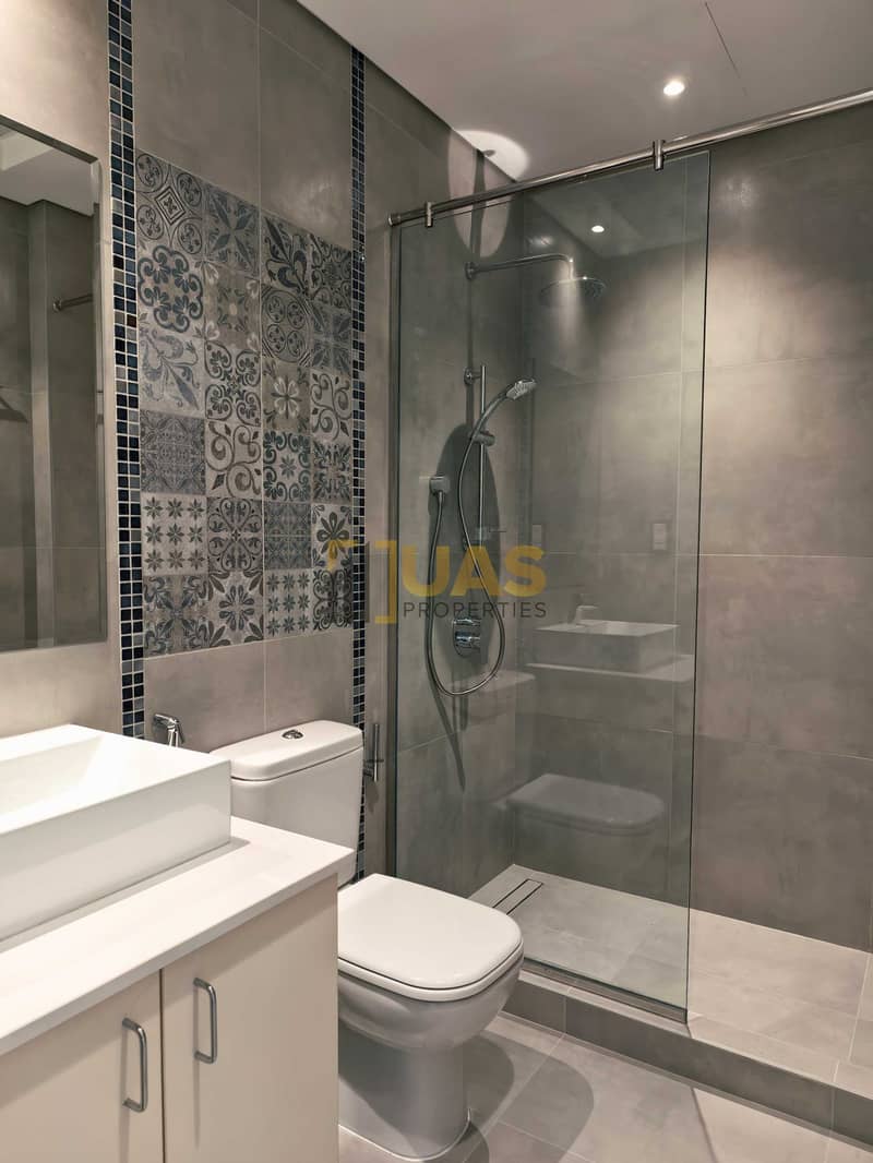 14 BATHROOM (1). jpg