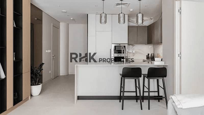 4 Luminar Tower Dubai modern kitchen with breakfast bar, marble backsplash and integrated appliances