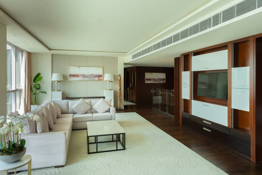 2 Living Room 2. JPG
