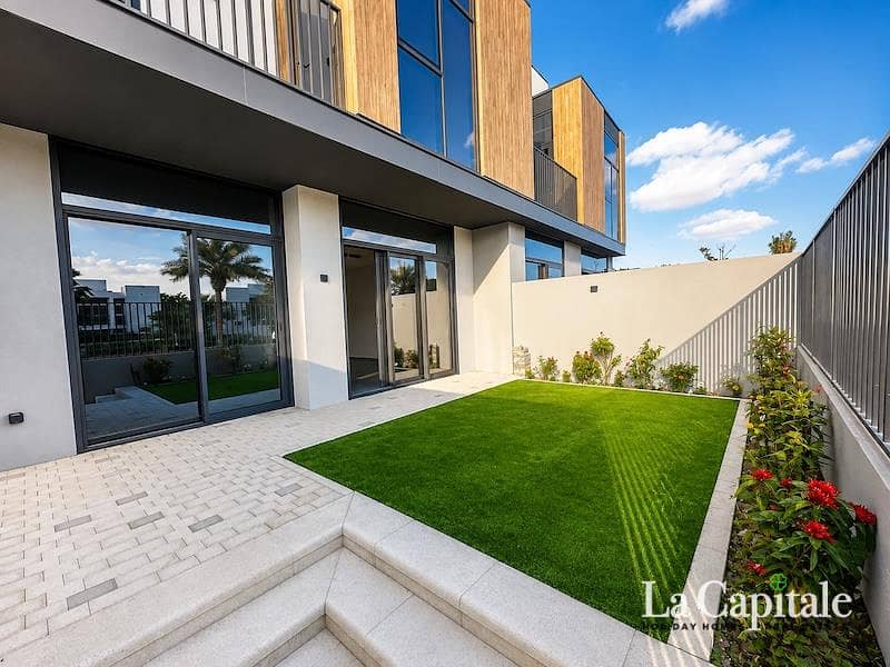 FACING POOL AND PARK | SINGLE ROW | GENUINE RESALE FACING POOL AND PARK | SINGLE ROW | GENUINE RESALE