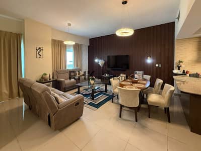 شقة 3 غرف نوم للبيع في داون تاون جبل علي، دبي - Furnished living and dining area in a 3-bedroom Suburbia apartment for sale