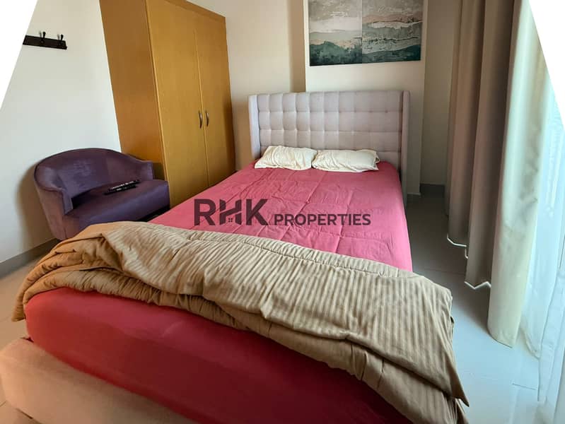 10 Bright double bedroom with wardrobe in a 3-bedroom Suburbia apartment for sale