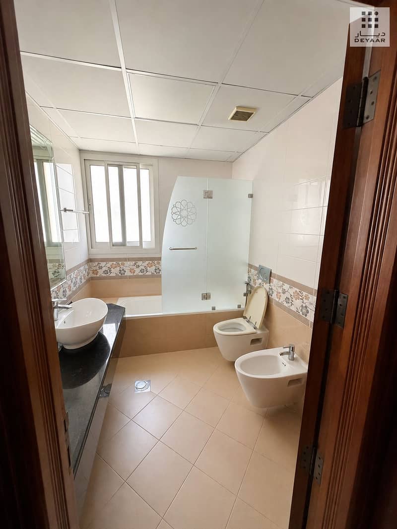 16 16 Bathroom 01. jpg