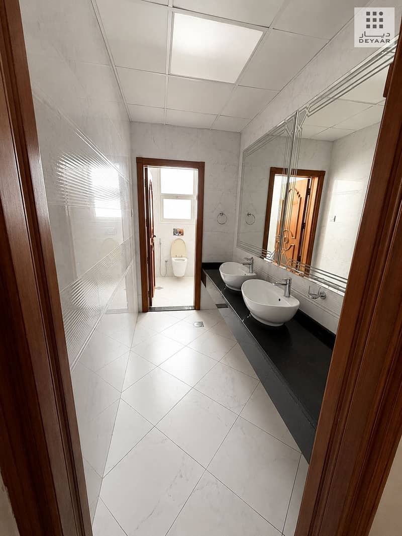 17 17 Bathroom 02. jpg