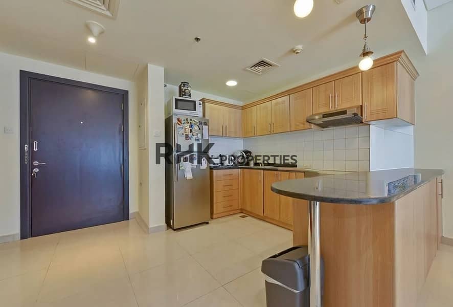 5 Open-plan kitchen with breakfast counter in a Yacht Bay 2-bedroom apartment for rent