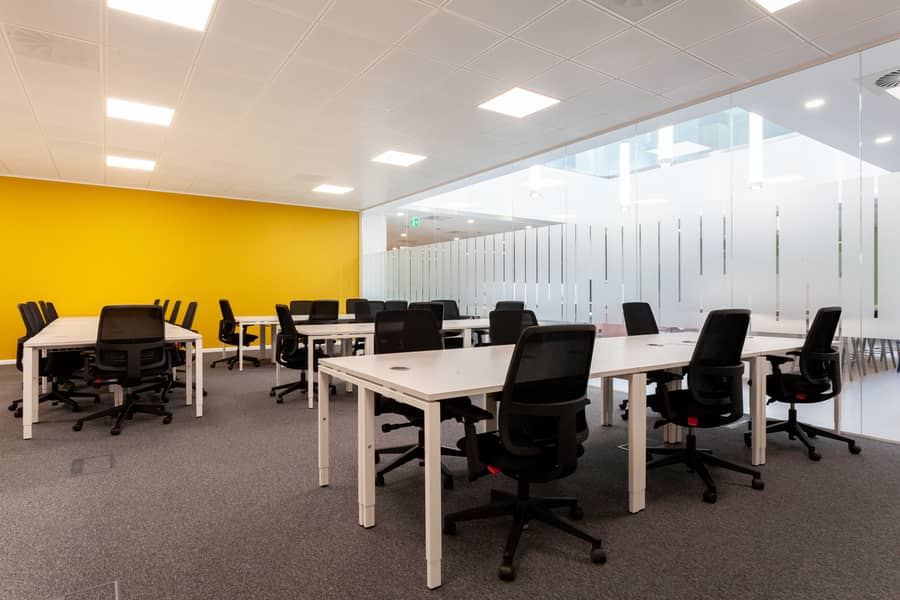 10 Regus_RegusGuilfordBusinessPark_LargeOfficeWithoutPeople_2. jpg