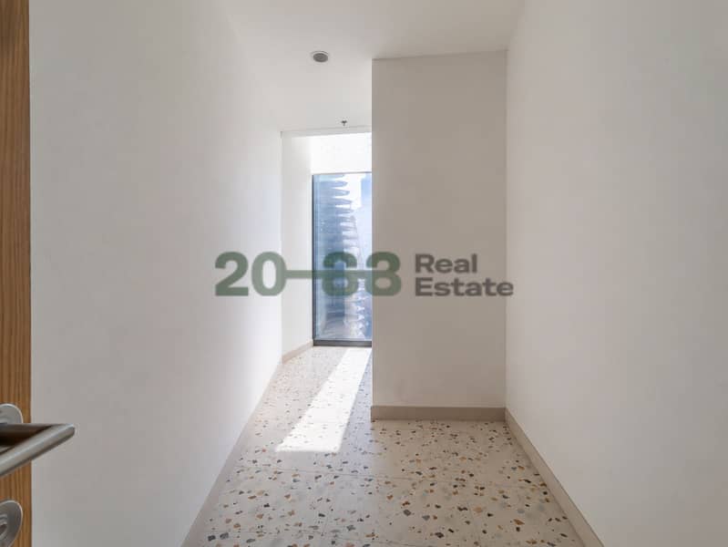 22 Office21. jpg