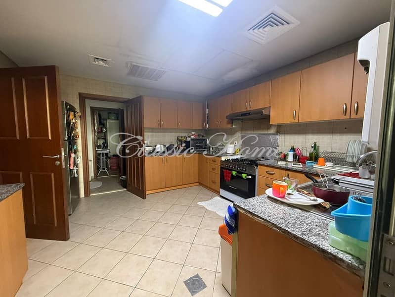 12 Kitchen-1. jpg