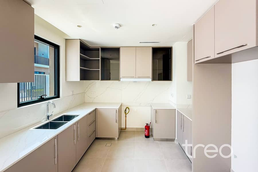 4 kitchen 2 . jpg
