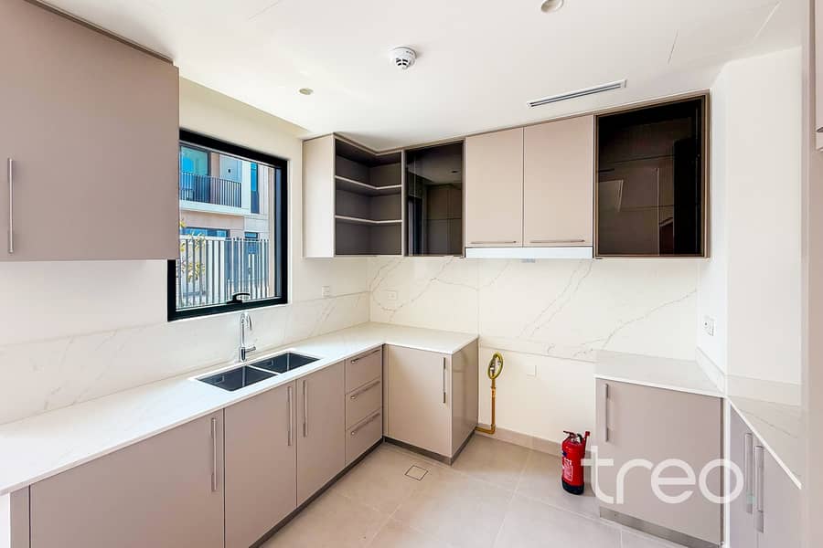 5 kitchen . jpg