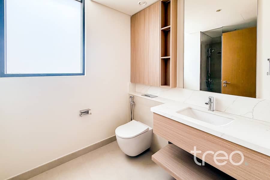 10 bathroom 1 . jpg