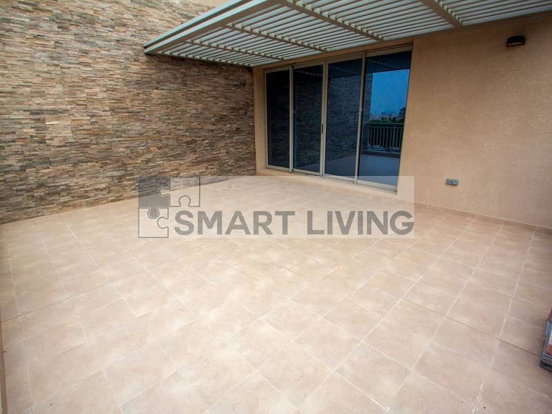 19 Marina_Atzert_Real_Estate_Dubai_Dubailand_DSO_Rent_Cedre_Villa_Balcony. jpg