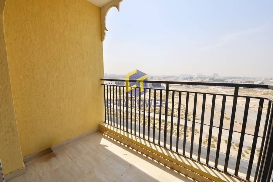 6 Warsan-Bright Balcony-space. jpg