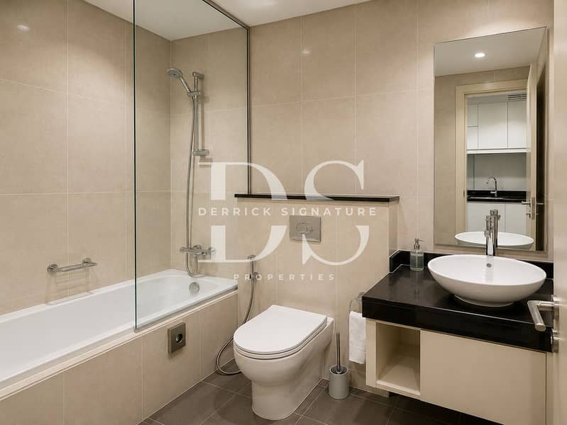 6 Bathroom. jpg