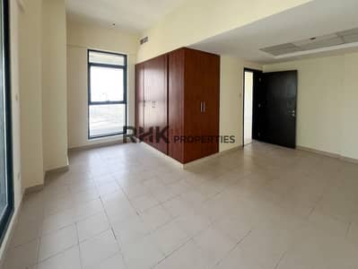 شقة 1 غرفة نوم للايجار في دبي مارينا، دبي - Spacious bedroom with built-in mahogany wardrobes and tiled flooring in Dubai apartment