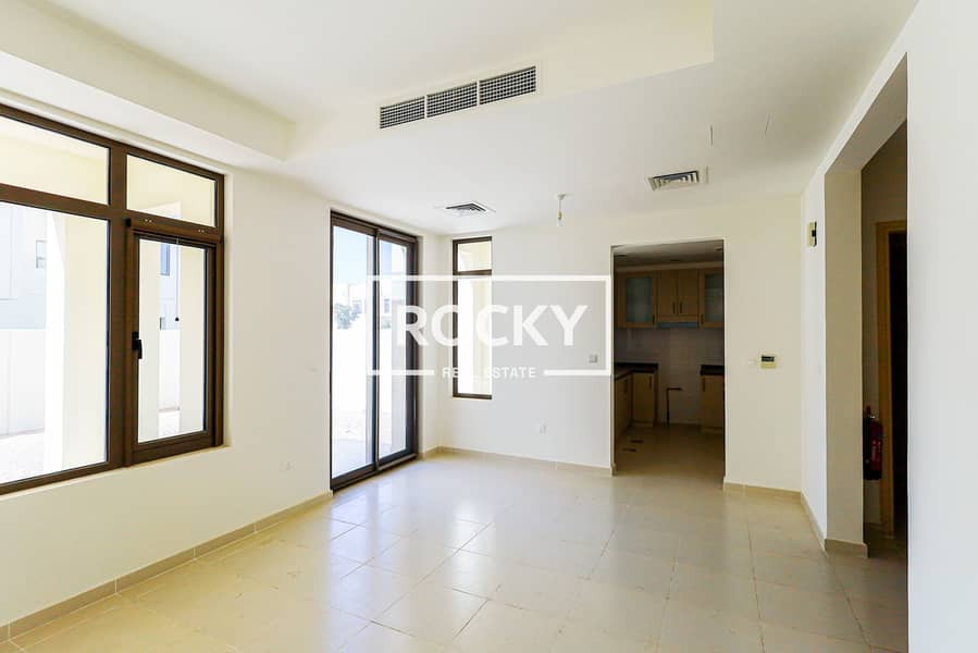 4 Mira Oasis - Living room (3). JPG