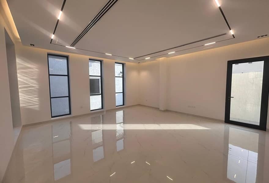5 Spacious 4BR Villa | Private Garden | Al Aweer — photo 5