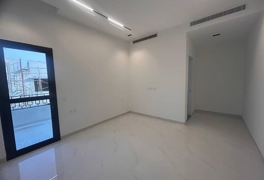 10 Spacious 4BR Villa | Private Garden | Al Aweer — photo 10