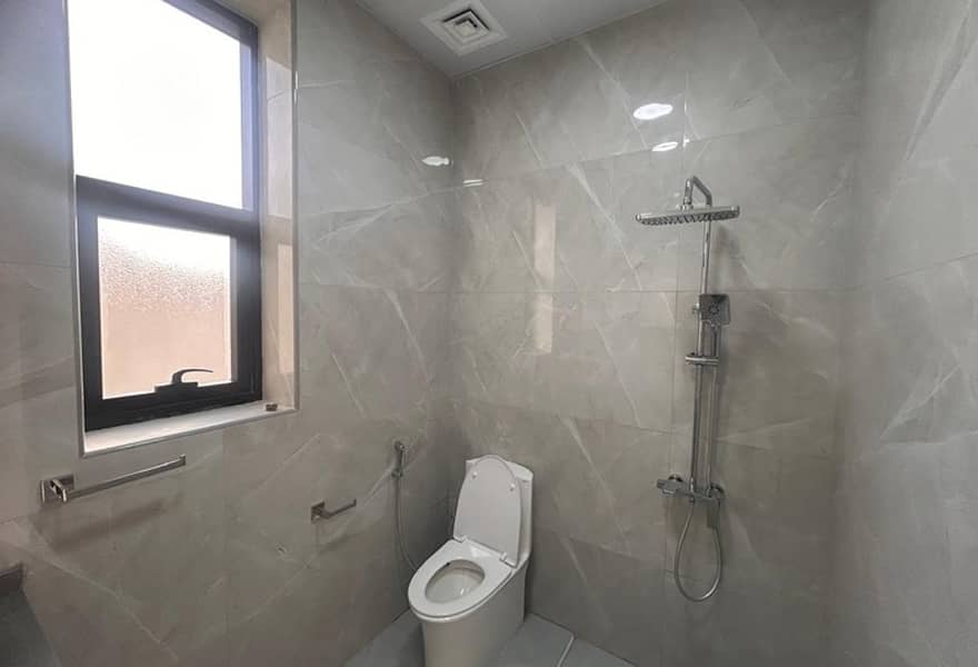 12 Spacious 4BR Villa | Private Garden | Al Aweer — photo 12
