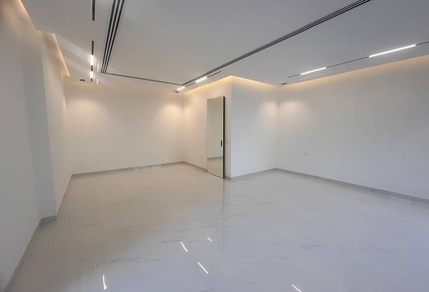 13 Spacious 4BR Villa | Private Garden | Al Aweer — photo 13