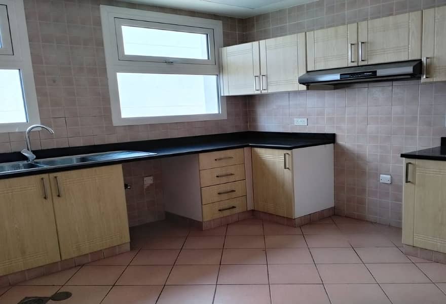 2 Spacious 2BR | Prime Jumeirah First Location — photo 1