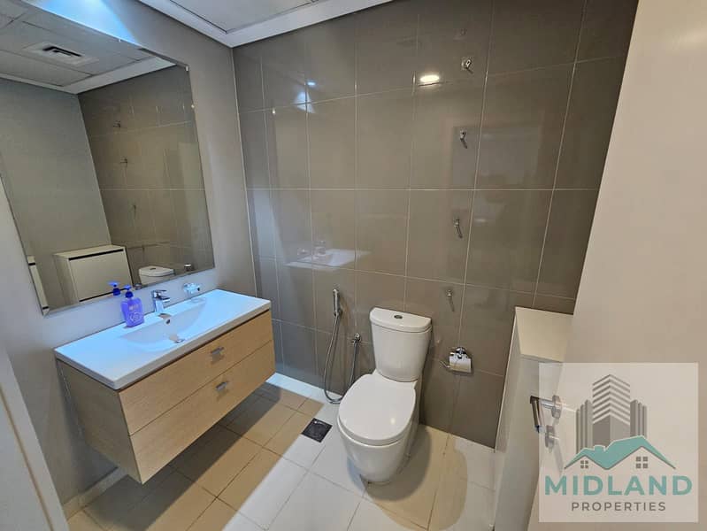 10 f30da088-86f5-49f5-b707-5f11745f9604. jpg