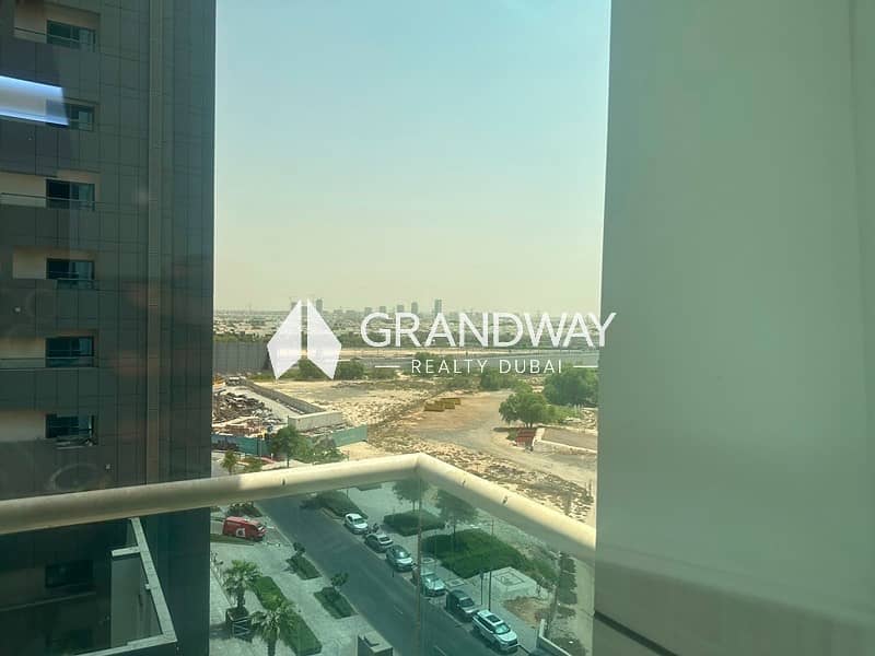 8 Bright 1BR | Great Amenities | Contemporary Living — photo 8