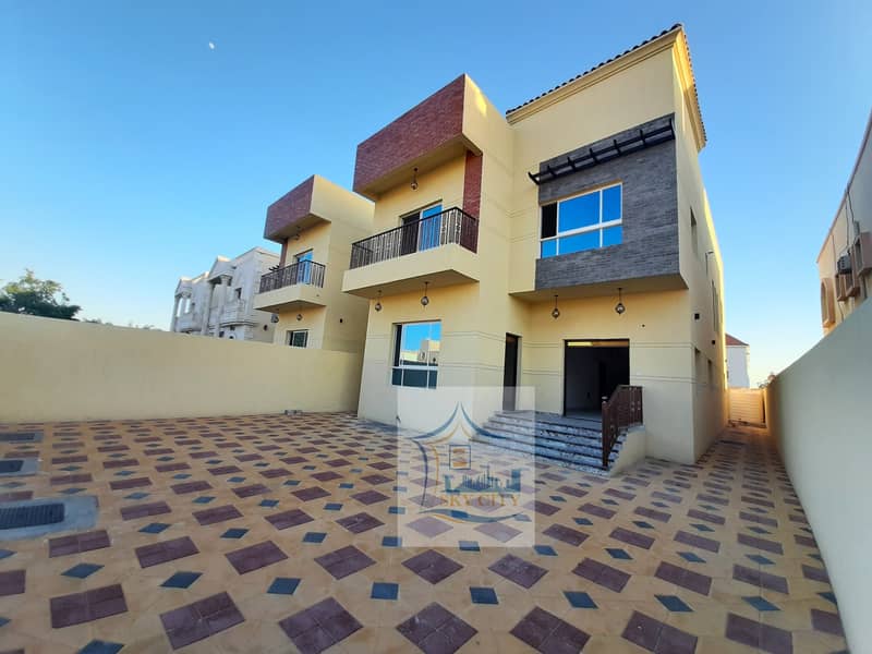 Villa on a main street, large area of the owner, at a great price