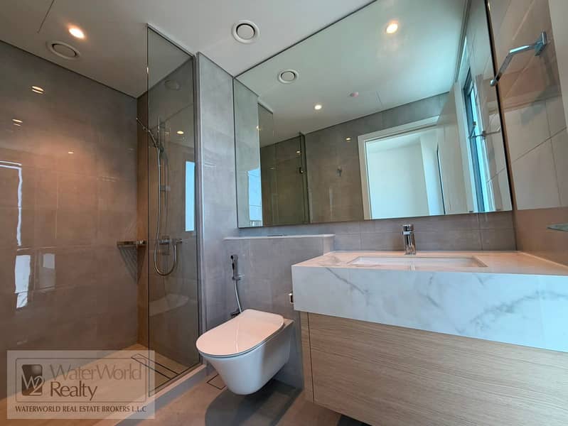 12 washroom (2). jpg