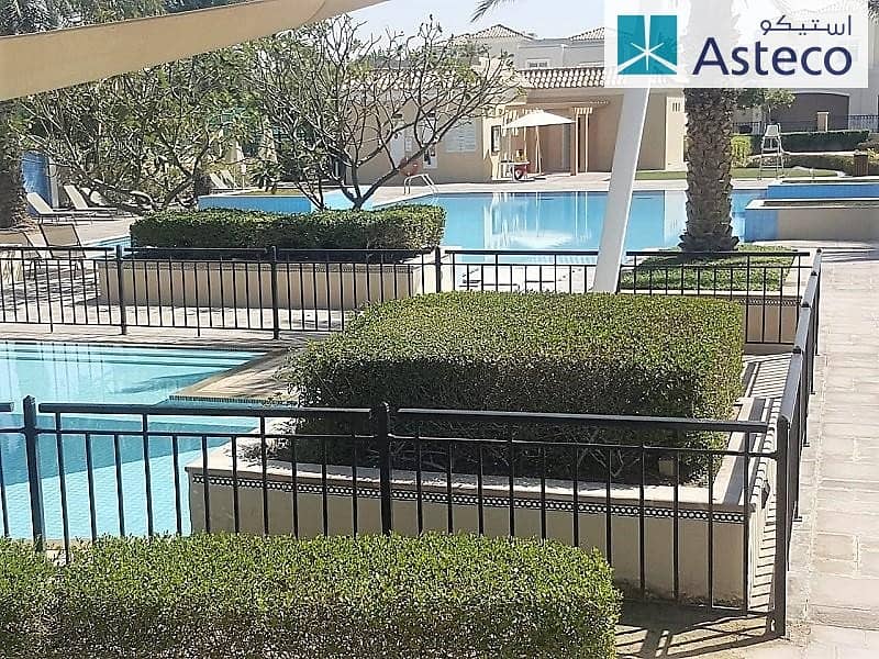 Corner Villa Close to Pool and Park with Garden Corner Villa Close to Pool and Park with Garden