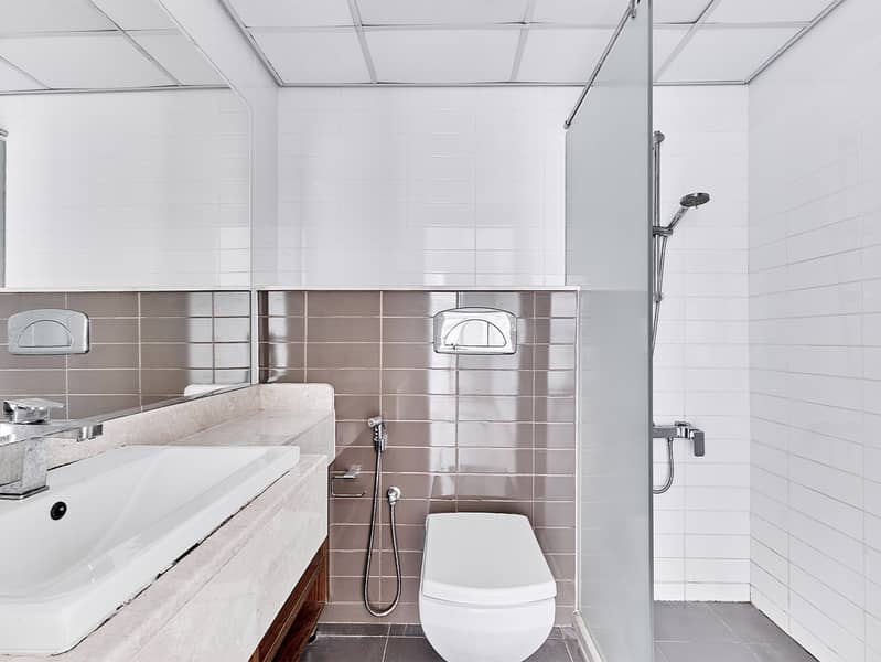 21 10_Main_Bathroom_and_Shower_IMG_07. jpg