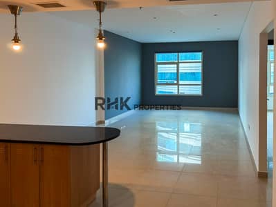 فلیٹ 2 غرفة نوم للايجار في دبي مارينا، دبي - Open-plan living and kitchen area in Yacht Bay apartment for rent