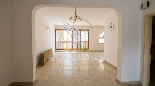 4 Bedroom Flat for Rent in Al Qulayaah, Sharjah - شقة دوبلكس للإيجار السنوي في القليعة 4 غرف وصالة بمساحات واسعة ومسبح مجاني وتكييف مركزي وخزائن بالحائط وباركن رملي واسع مجاني 2. jpeg