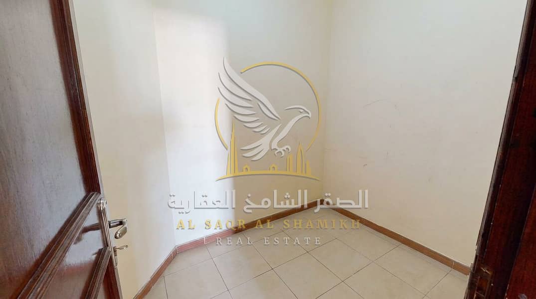 18 اجمل واكبر غرفتين وصاله باطلاله جانبيه بحريه وتراس كبير 12. jpeg