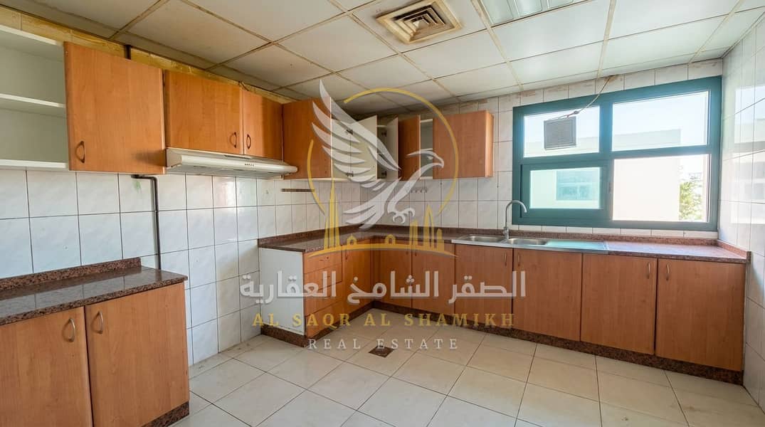 21 اجمل واكبر غرفتين وصاله باطلاله جانبيه بحريه وتراس كبير 21. jpeg